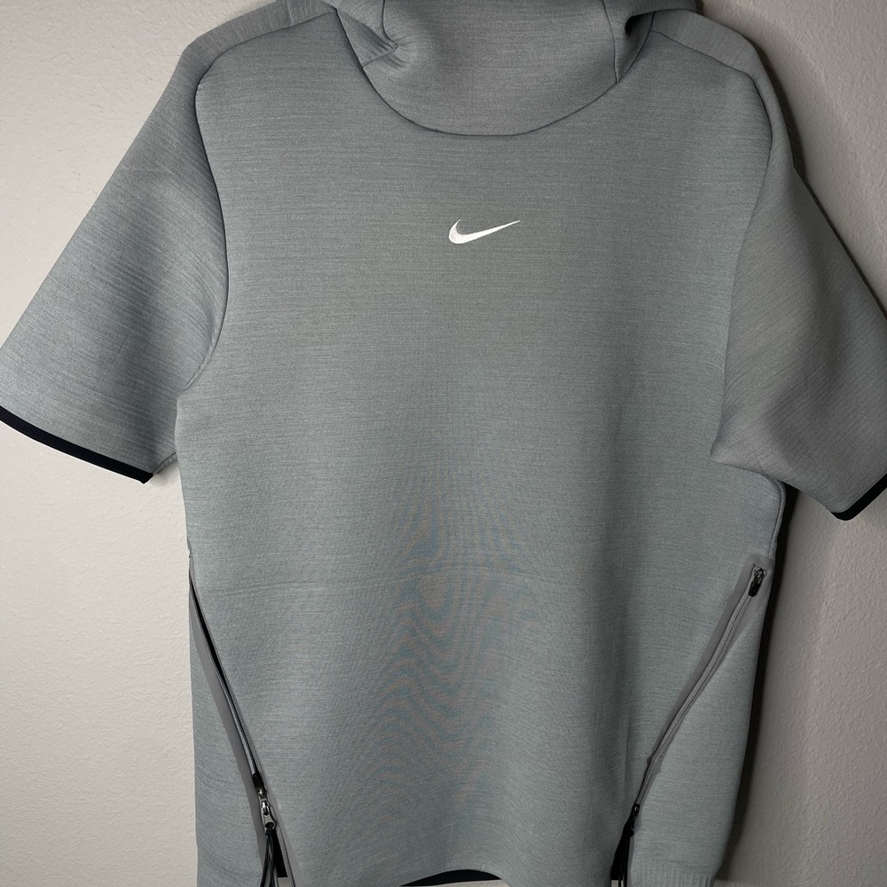 Nike Therma Hoodie Men's Small Dri Fit Wear Gray Short Sleeve